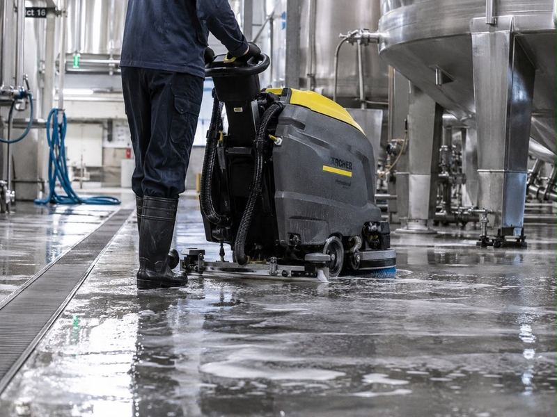 Scheuersaugmaschine in einer Produktionshalle